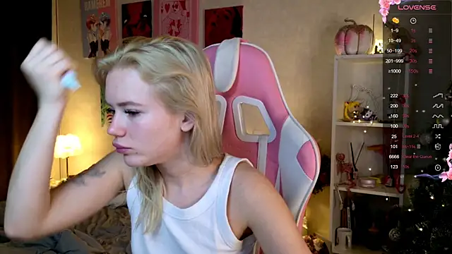 LexieLoree online show from December 2, 4:09 am