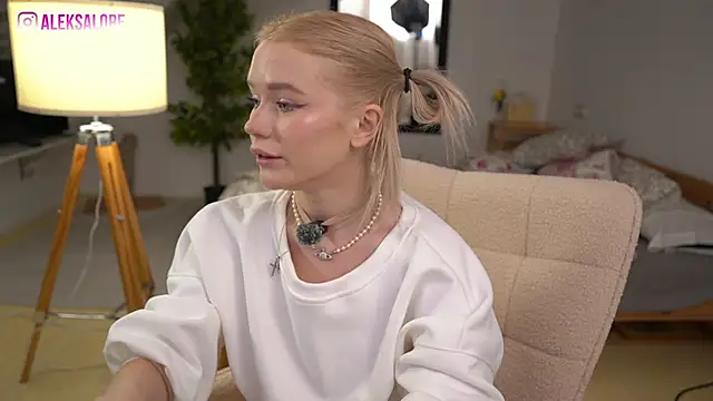 LexieLoree online show from December 5, 4:10 am