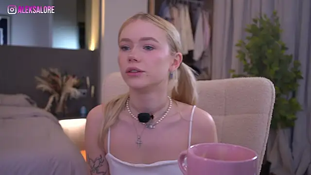 LexieLoree online show from March 22, 3:10 am