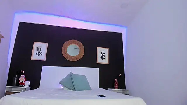 Snapshot of VioletPaket chatting on December 13, 10:02 pm VioletPaket online show from December 13, 10:02 pm