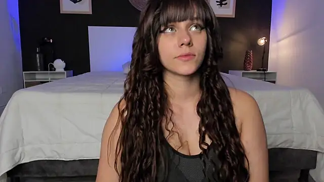 Snapshot of VioletPaket chatting on December 18, 9:51 pm VioletPaket online show from December 18, 9:51 pm