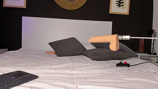 Snapshot of VioletPaket chatting on December 20, 2:19 am VioletPaket online show from December 20, 2:19 am