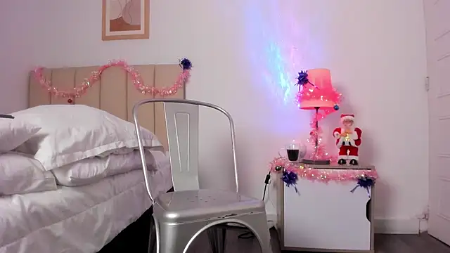 Snapshot of VioletPaket chatting on December 31, 1:19 pm VioletPaket online show from December 31, 1:19 pm