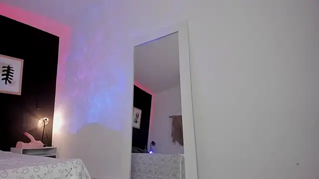 Snapshot of VioletPaket chatting on February 19, 12:35 am VioletPaket online show from February 19, 12:35 am