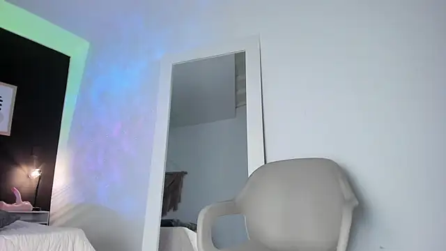 Snapshot of VioletPaket chatting on March 19, 12:15 am VioletPaket online show from March 19, 12:15 am