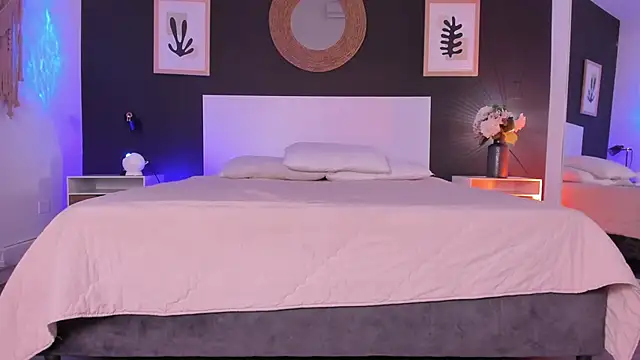 Snapshot of VioletPaket chatting on October 8, 11:30 am VioletPaket online show from October 8, 11:30 am