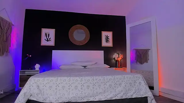 Snapshot of VioletPaket chatting on November 4, 11:42 am VioletPaket online show from November 4, 11:42 am