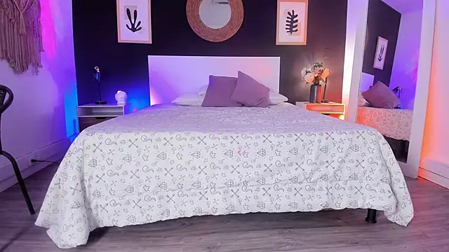 Snapshot of VioletPaket chatting on November 14, 11:53 am VioletPaket online show from November 14, 11:53 am