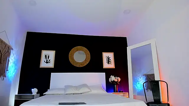 VioletPaket online show from January 8, 11:45 am