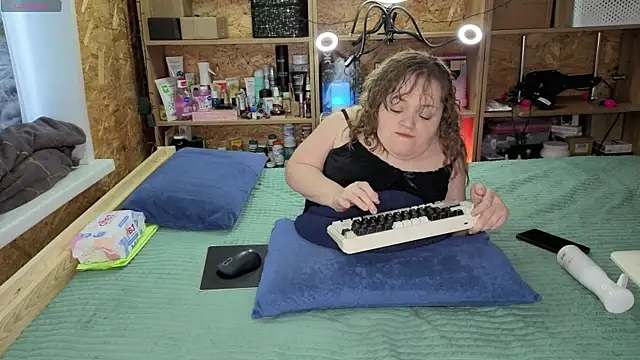 Snapshot of MiniNatalie chatting on December 21, 5:03 am MiniNatalie online show from December 21, 5:03 am