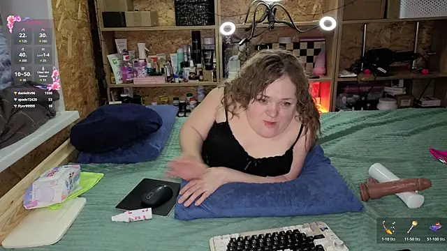 Snapshot of MiniNatalie chatting on December 22, 6:27 pm MiniNatalie online show from December 22, 6:27 pm