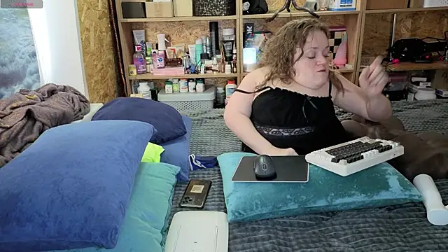 Snapshot of MiniNatalie chatting on February 1, 6:12 am MiniNatalie online show from February 1, 6:12 am