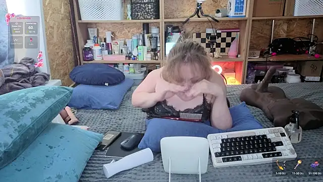 Snapshot of MiniNatalie chatting on March 5, 7:04 am MiniNatalie online show from March 5, 7:04 am