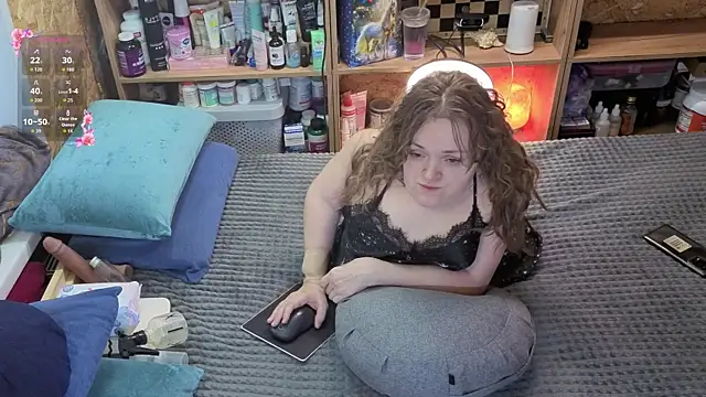 Snapshot of MiniNatalie chatting on March 14, 8:09 am MiniNatalie online show from March 14, 8:09 am