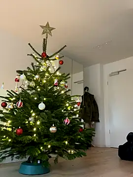 Mia-Minou online show from December 2, 9:36 am