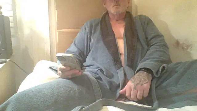 Snapshot of oldenglishguy chatting on October 13, 7:58 pm oldenglishguy online show from October 13, 7:58 pm