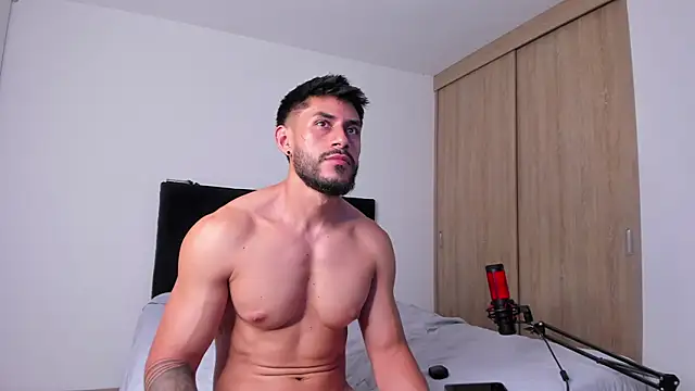 Snapshot of alexxxmachine chatting on February 18, 12:37 am alexxxmachine online show from February 18, 12:37 am