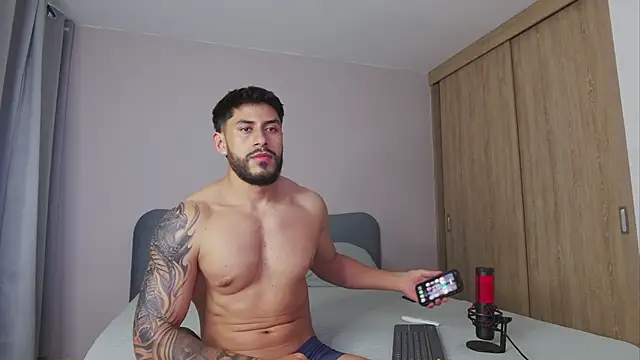 Snapshot of alexxxmachine chatting on October 17, 10:34 pm alexxxmachine online show from October 17, 10:34 pm