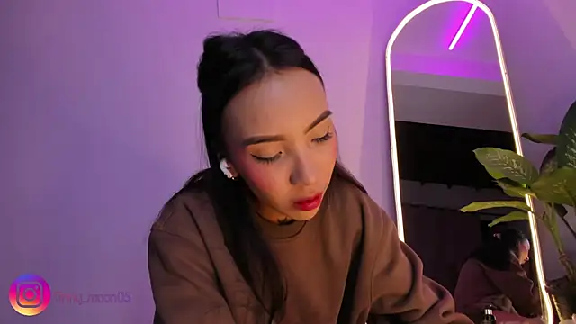 tinymoon- online show from March 8, 3:50 am