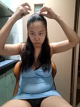 Snapshot of LenaShow chatting on February 11, 9:42 pm LenaShow online show from February 11, 9:42 pm