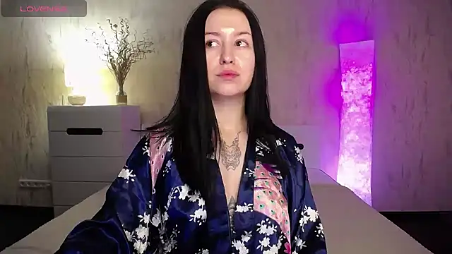 Snapshot of VioletCatt chatting on December 13, 6:31 am VioletCatt online show from December 13, 6:31 am