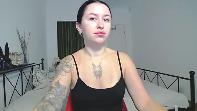 Snapshot of VioletCatt chatting on September 16, 5:52 am VioletCatt online show from September 16, 5:52 am