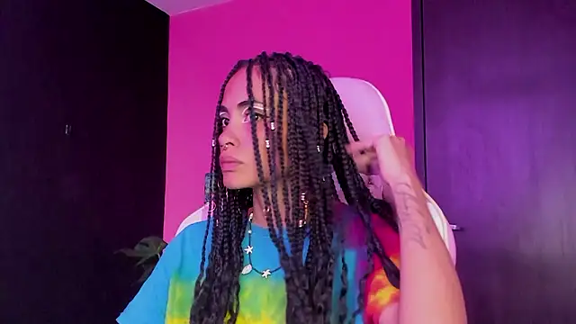 Juanadearco5 online show from December 3, 7:00 pm