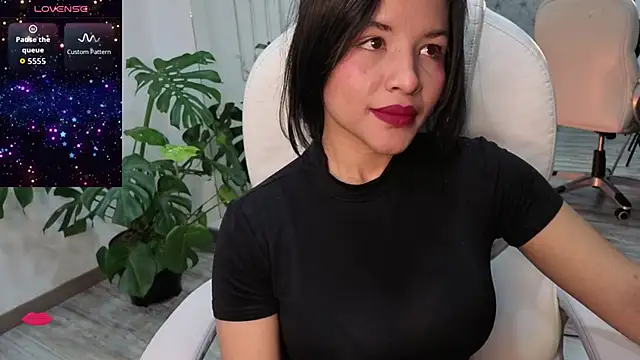 Snapshot of petite_molly_ chatting on December 5, 12:47 pm petite molly online show from December 5, 12:47 pm