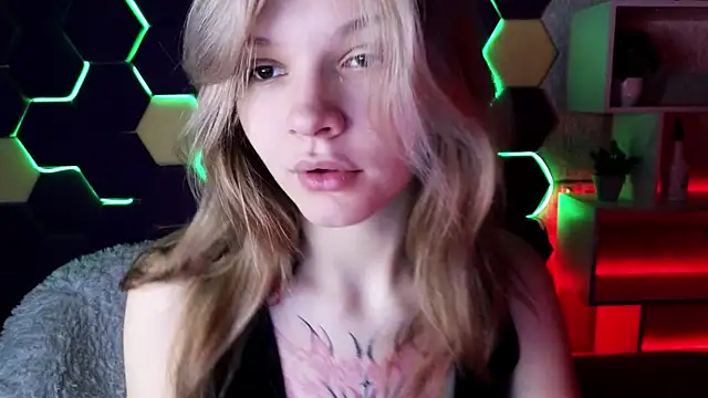 Snapshot of LitaBrom chatting on December 25, 1:53 am LitaBrom online show from December 25, 1:53 am