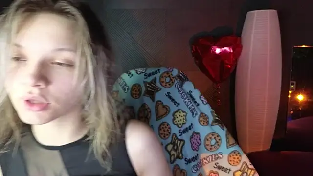 Snapshot of LitaBrom chatting on March 19, 1:10 am LitaBrom online show from March 19, 1:10 am