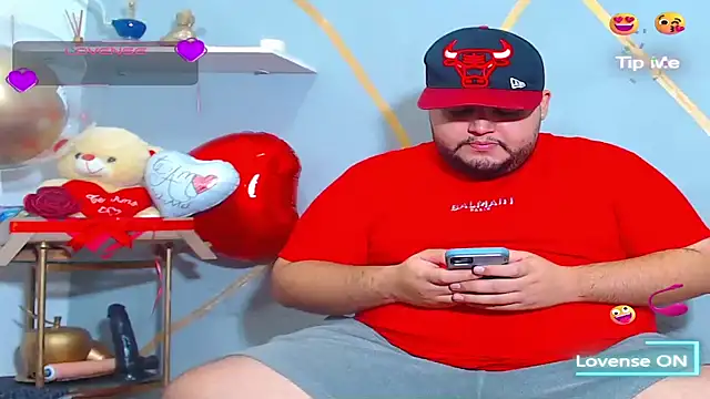 Snapshot of damian_chubby chatting on September 23, 6:44 pm damian chubby online show from September 23, 6:44 pm