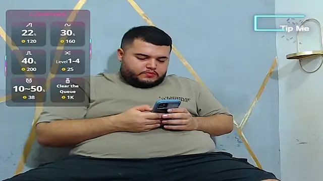 Snapshot of damian_chubby chatting on October 14, 12:33 am damian chubby online show from October 14, 12:33 am