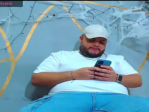 Snapshot of damian_chubby chatting on October 24, 12:52 am damian chubby online show from October 24, 12:52 am