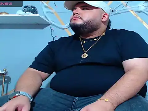 Snapshot of damian_chubby chatting on October 26, 3:01 am damian chubby online show from October 26, 3:01 am