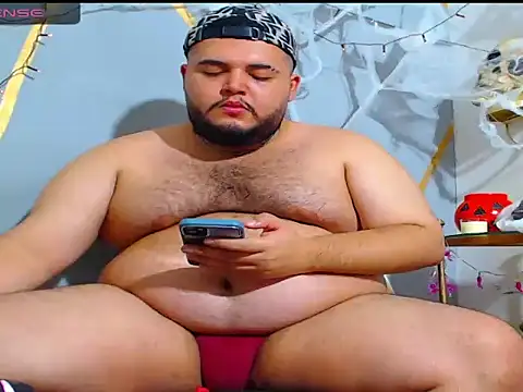 Snapshot of damian_chubby chatting on October 31, 12:44 am damian chubby online show from October 31, 12:44 am