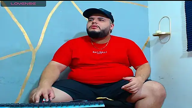 Snapshot of damian_chubby chatting on November 7, 12:54 am damian chubby online show from November 7, 12:54 am