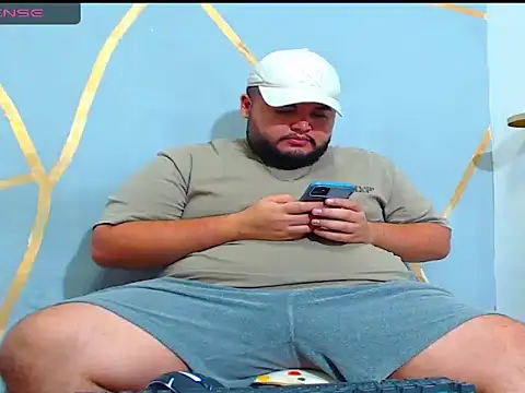 Snapshot of damian_chubby chatting on November 11, 3:28 am damian chubby online show from November 11, 3:28 am