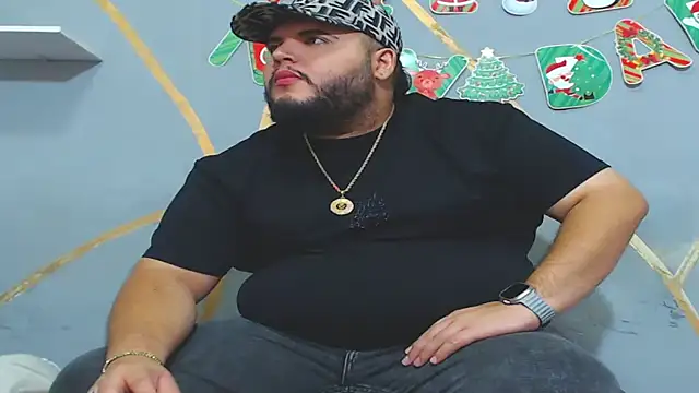 Snapshot of damian_chubby chatting on December 1, 1:54 am damian chubby online show from December 1, 1:54 am