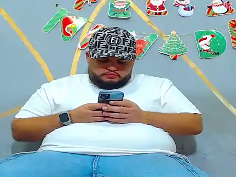 Snapshot of damian_chubby chatting on December 5, 8:23 am damian chubby online show from December 5, 8:23 am