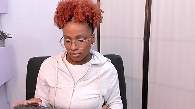 LiannaDixon online show from March 8, 2:12 am