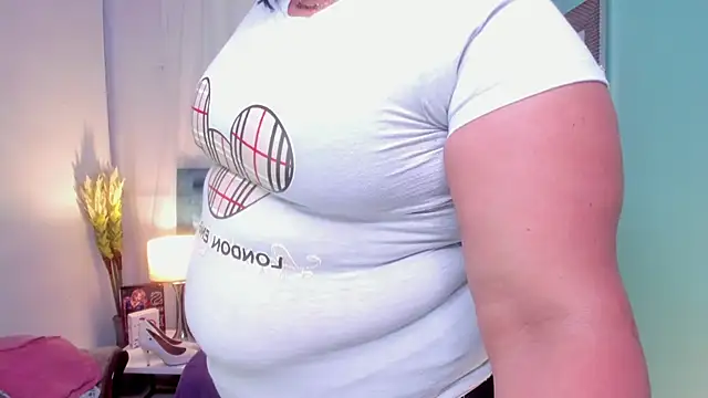 Busty Juicy online show from February 20, 1:14 am