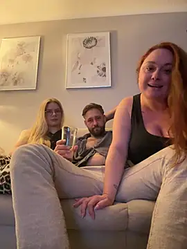 Snapshot of Curvyloveandhim chatting on July 2, 9:21 pm Curvyloveandhim online show from July 2, 9:21 pm