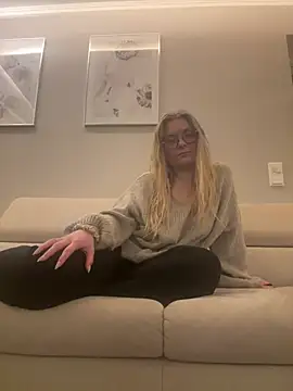 Snapshot of Curvyloveandhim chatting on July 25, 11:24 pm Curvyloveandhim online show from July 25, 11:24 pm