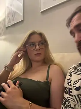 Snapshot of Curvyloveandhim chatting on August 5, 10:33 pm Curvyloveandhim online show from August 5, 10:33 pm