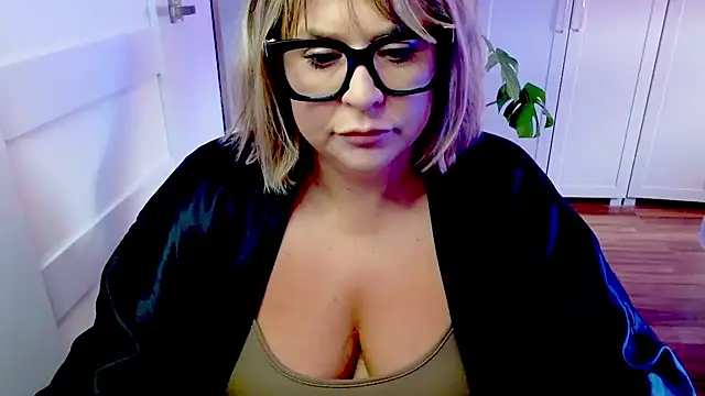 Snapshot of teaseDiana chatting on May 6, 5:46 am teaseDiana online show from May 6, 5:46 am