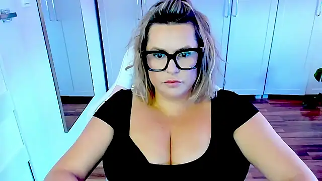 Snapshot of teaseDiana chatting on June 9, 6:03 am teaseDiana online show from June 9, 6:03 am
