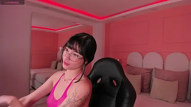 emilly williams  online show from December 9, 4:58 pm