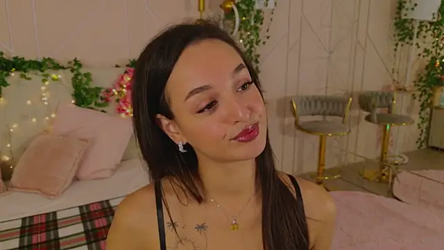 Snapshot of Lolly_Neal chatting on October 8, 5:05 am Lolly Neal online show from October 8, 5:05 am