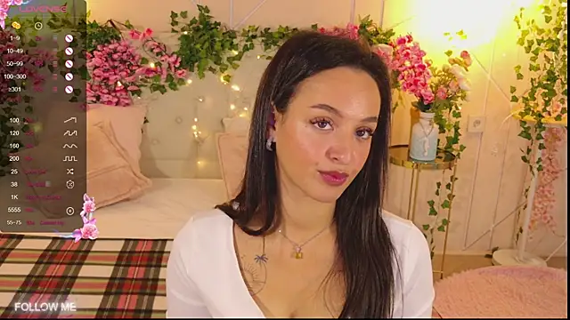 Snapshot of Lolly_Neal chatting on October 15, 5:07 am Lolly Neal online show from October 15, 5:07 am