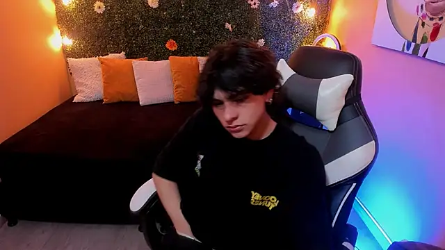 Luke Howland online show from December 5, 8:22 pm